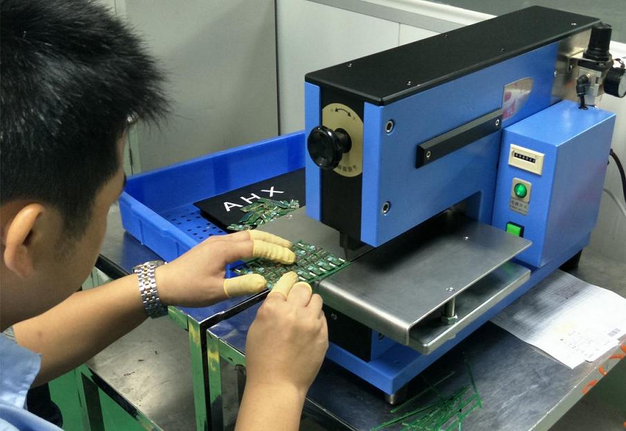 PCB分板机作业现场